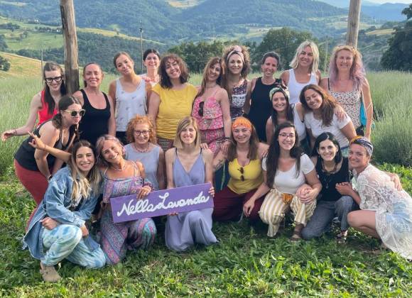 La naturopata cesenate in camper insegna l'arte del benessere in tutta  Italia