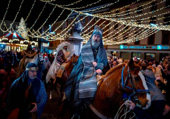 Befana in Romagna, da Cristina D’Avena a Orietta Berti, dal tuffo in mare alla Pasquella GALLERY