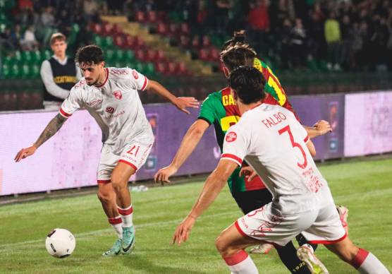 Marco Piccoli cerca un affondo nella metà campo della Ternana