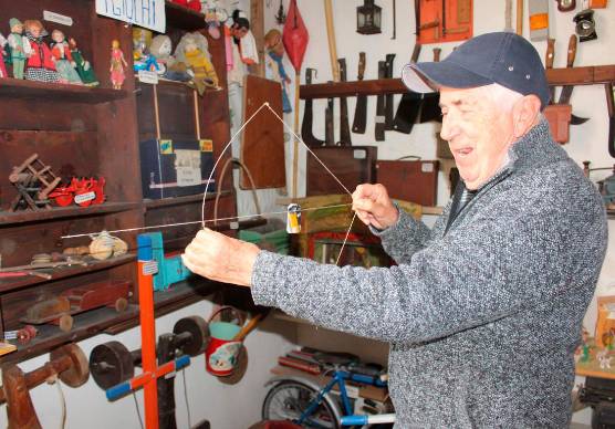 Bettucci con un arco fai da te con l’uso di raggi di bicicletta