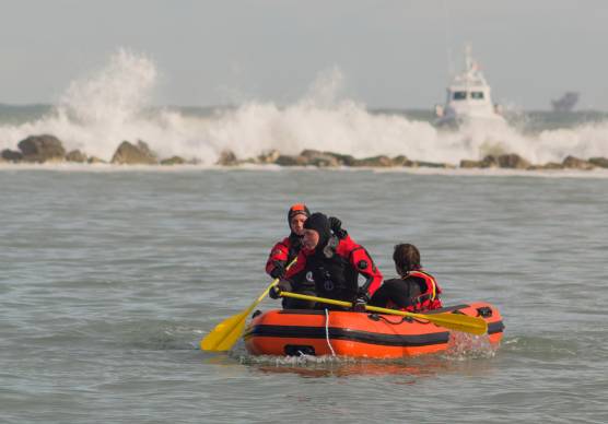 Ravenna. Salvato in mare un giovane surfista aggrappato agli scogli