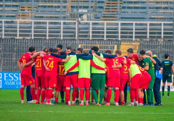 L’esultanza di gruppo della squadra giallorossa al termine del derby col San Marino foto MASSIMO FIORENTINI