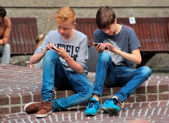 Gli adolescenti per ogni ora sui libri ne trascorrono 6 al telefono: i dati dell’Osservatorio Kids