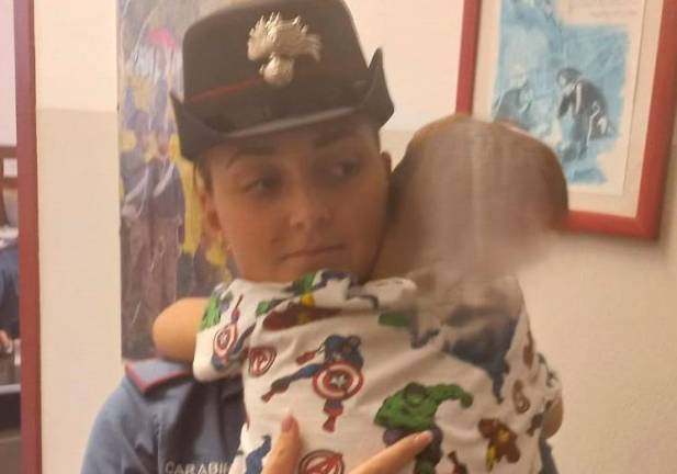 Bimbo di 3 anni si perde in lacrime al mercato di Savignano: messo in salvo dai Carabinieri