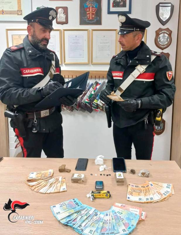 Sperona in retromarcia l’auto dei Carabinieri e ne ferisce uno dopo il folle inseguimento da Cesena a Forlì: sequestrati oltre 2mila euro al pusher