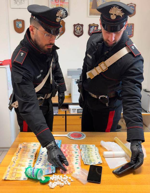 Riccione, 40 dosi di cocaina in una confezione di chewing-gum: arrestato spacciatore