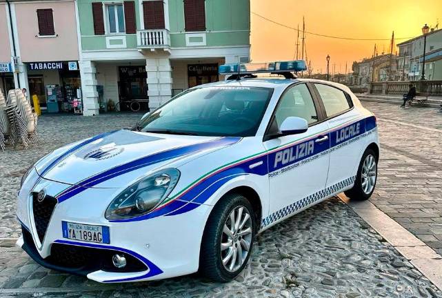 Sorpreso a rubare una bici elettrica, la scaglia contro i poliziotti: arrestato ladro di appena 16 anni