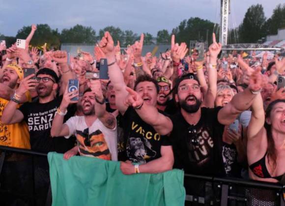 L'abbraccio di Rimini a Vasco Rossi: successo per la data zero del nuovo  tour del rocker