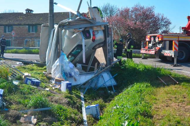 Ravenna, terribile incidente e l’auto si inserisce nel camion: grave un giovane - Gallery