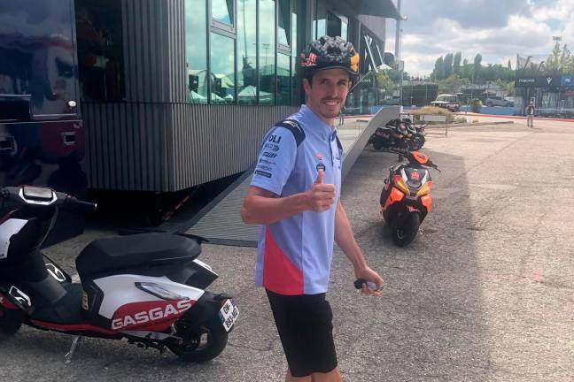 Alex Marquez con il caschetto protettivo subito dopo avere parcheggiato il suo scooter