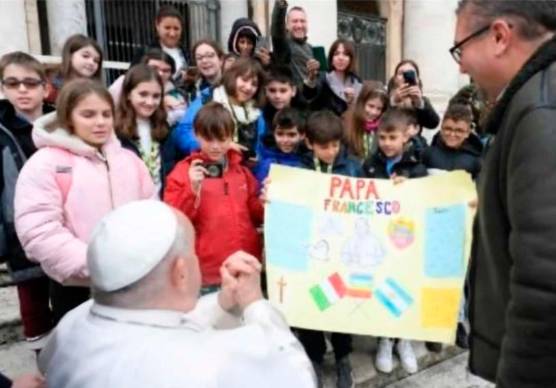 “È molto bello, grazie”: Papa Francesco ringrazia gli alunni della Dante Alighieri di Cesena per il cartellone in regalo VIDEO GALLERY