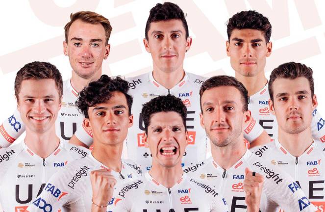 Filippo Baroncini (terzo in alto da sinistra) con il team Uae Emirates pronto per la Vuelta