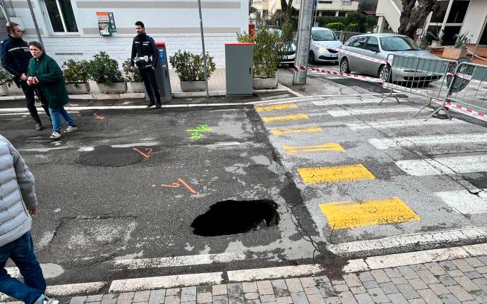 San Mauro Mare, si apre una voragine: via Litorale Marina chiusa al traffico - Gallery