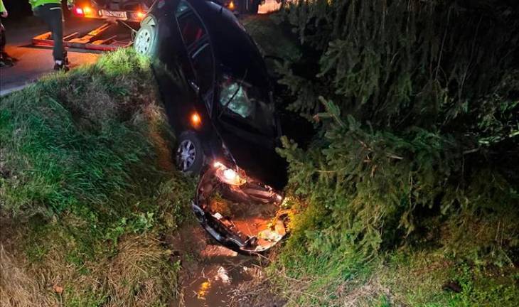 Cesena, supera un ciclista e finisce con l’auto nel fosso: 20enne di Bertinoro soccorso da due passanti