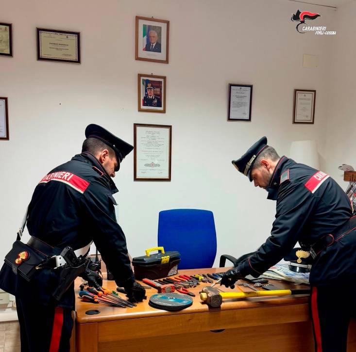 Gli arnesi da scasso sequestrati dai Carabinieri