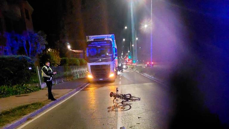 Imola, pirata della strada investe un ciclista e fugge via. Il ferito trasportato in elicottero al Maggiore