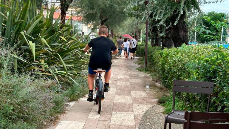 Il tratto della pista ciclopedonale sul Parco del mare di Viserba segnalato come pericoloso