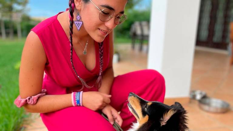 Sophie con la cagnolina Rose, di supporto ai malati psichiatrici