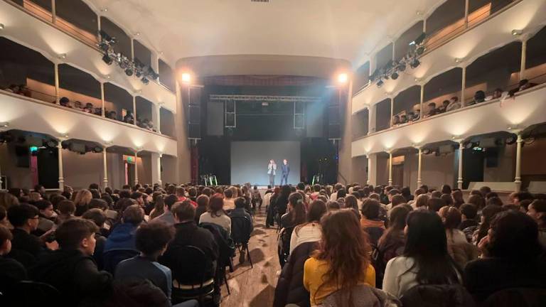 Il Teatro Verdi gremito per l’atto finale della rassegna dedicata alle scuole