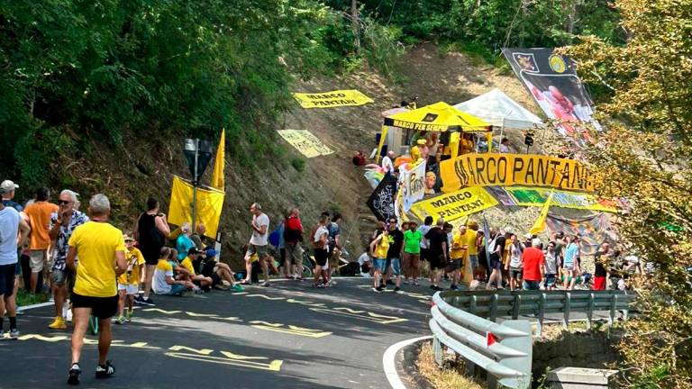 Tour de France, sul Barbotto muro di folla del popolo di Pantani: “Giustizia per Marco” VIDEO GALLERY