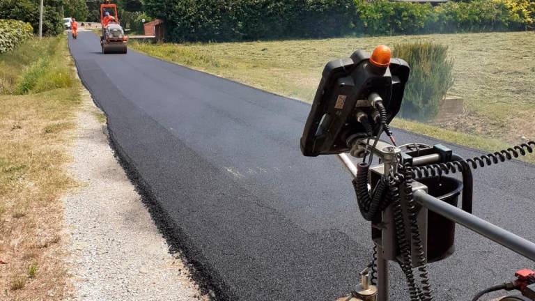 Bertinoro, prendono il via i lavori di asfaltatura di via Montazzo - foto