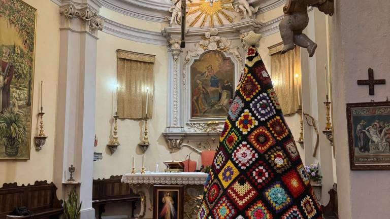 L’albero piccolo posizionato in chiesa