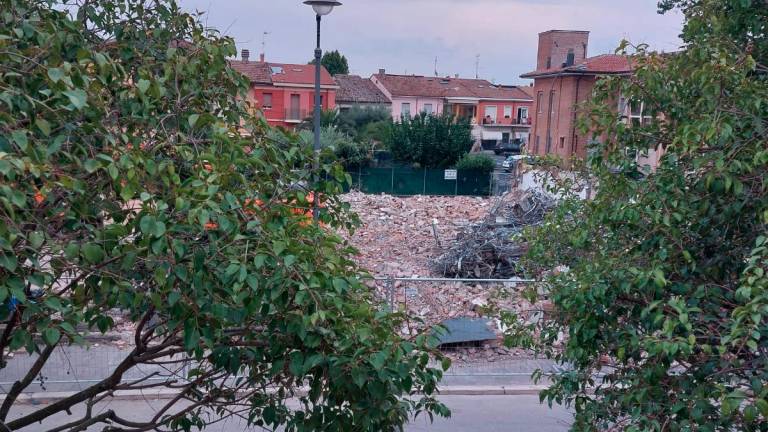 San Mauro Pascoli, abbattuto il teatrino parrocchiale: per Pasqua pronto quello nuovo