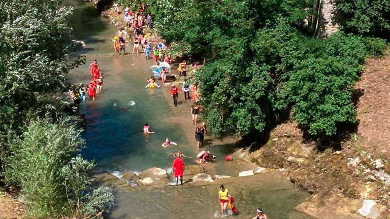 Premilcuore. Oltre duemila persone alla “Salmonata umana”, la grande festa sul fiume Rabbi FOTO