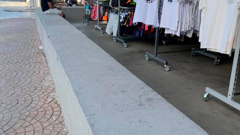 Riccione, spuntano bazar in viale Ceccarini, commercianti infuriati: “Siamo in caduta libera”