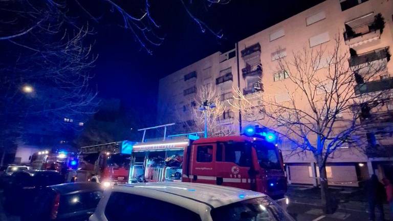 Imola, incendio nella notte in un appartamento in via Beccaria 4 persone intossicate e 10 sfollati