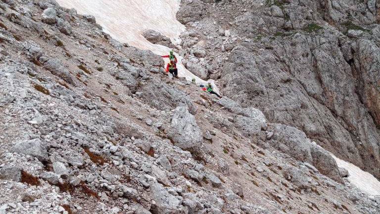 Scivola sulla neve in montagna e vola nel dirupo per 30 metri: ferita una sammarinese di 29 anni