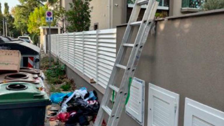 I rifiuti abbandonati sotto casa in via Goito