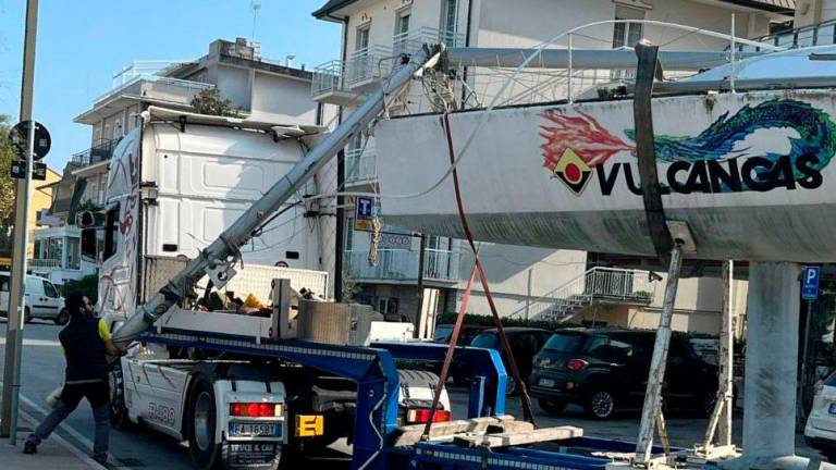 Bellaria, l’albero di una barca a vela si spezza durante il trasporto via terra