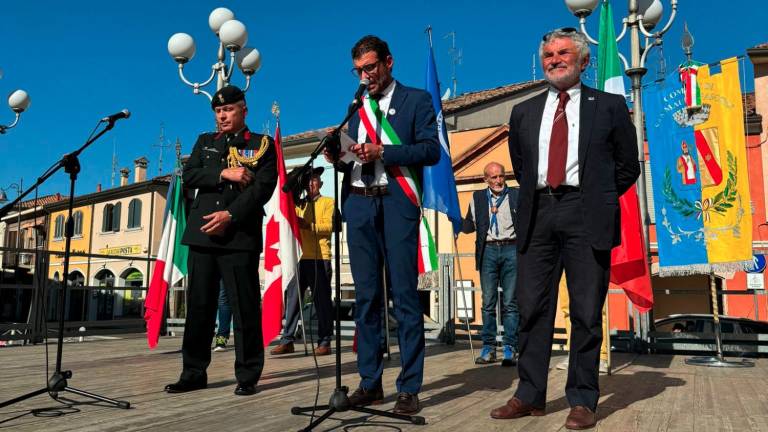 La cerimonia sul palco in piazza