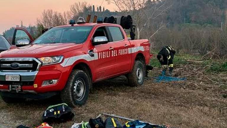 Cesena, frana il ciglio del Savio e cane precipita per 10 metri: tre ore per salvarlo e polemiche per il taglio delle piante