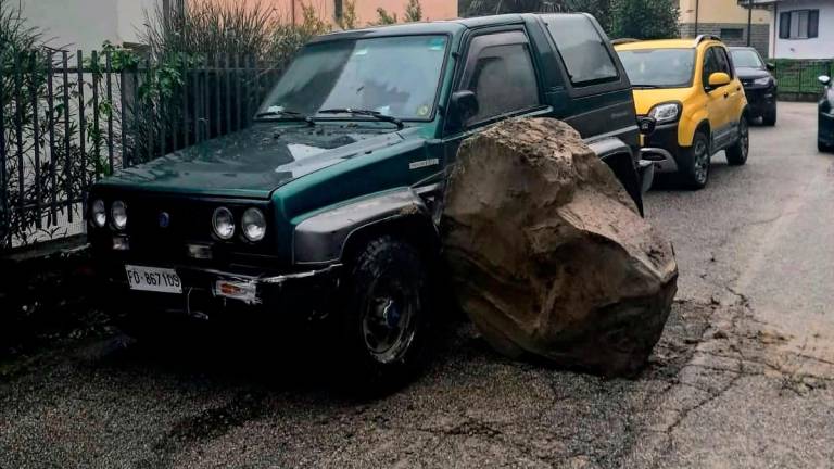 “Ha fatto una bella botta”: masso franato su un’auto, dopo i controlli riapre la strada a San Piero in Bagno