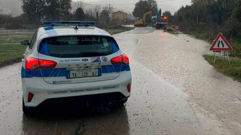 Maltempo in Romagna, strada allagata e chiusa al traffico a Borghi