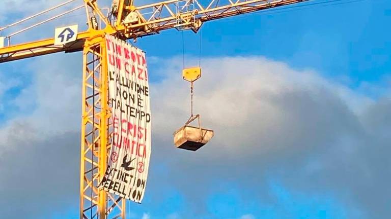 Cesena, “Tin bota un caz”: lo striscione di denuncia sul cambiamento climatico in cima alla gru in Piazza della Libertà VIDEO