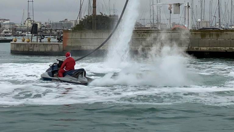 Rimini. Le Befane arrivano dal mare o di corsa. In centro sfilano i Magi