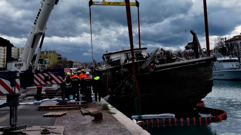 Rimini, dopo 6 mesi iniziati i lavori per rimuovere il peschereccio affondato GALLERY