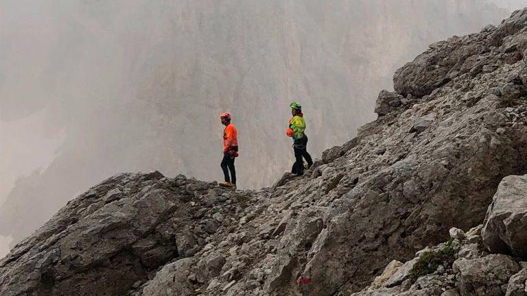 Scivola sulla neve in montagna e vola nel dirupo per 30 metri: ferita una sammarinese di 29 anni