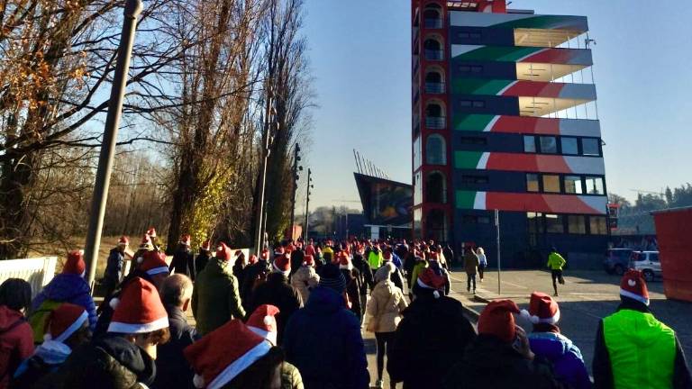 Imola. Oltre 1400 partecipanti alla camminata dei Babbi Natale