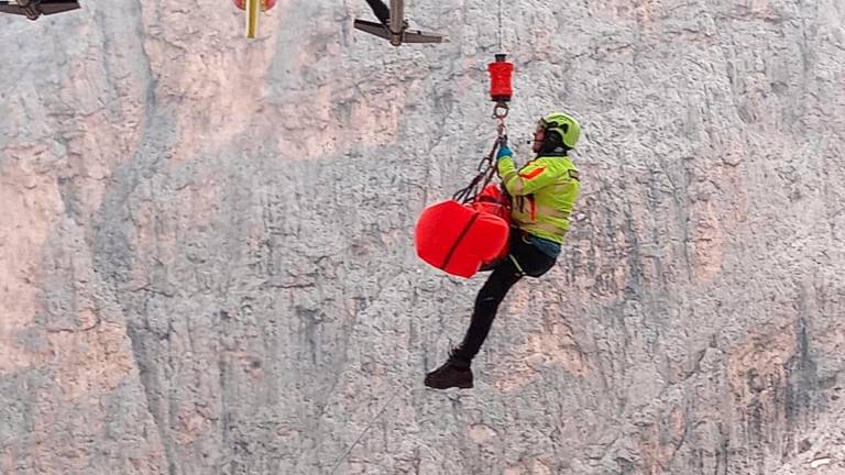 Scivola sulla neve in montagna e vola nel dirupo per 30 metri: ferita una sammarinese di 29 anni