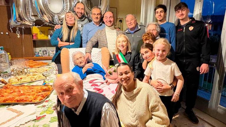 Cattolica, nonna Elvira festeggia 100 anni con un esercito di nipoti e pronipoti