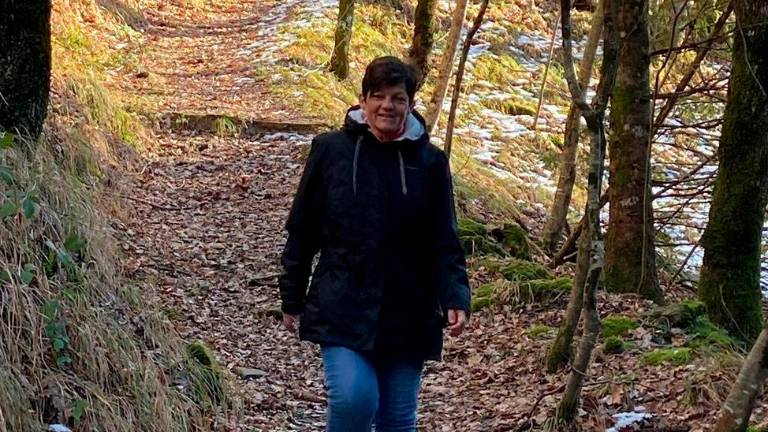 La sindaca Elena Zannoni impegnata ieri nel trekking in un bosco,