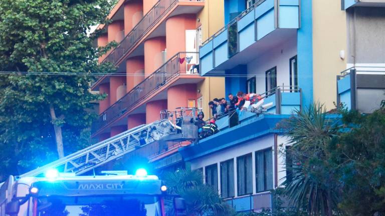 Rimini. Precipita dal quarto piano dell’hotel e finisce sulla copertura del ristorante VIDEO GALLERY