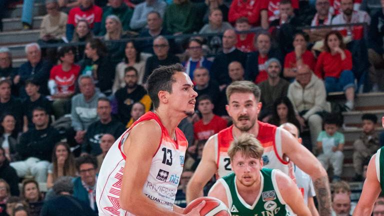 Pierpaolo Marini prepara il tiro nel match contro Avellino foto morosetti