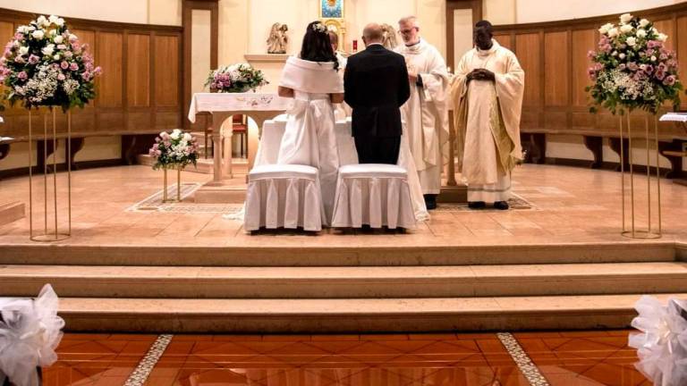 A Bellaria matrimonio nella chiesa allagata: due ragazzi fanno i tuffi come in piscina