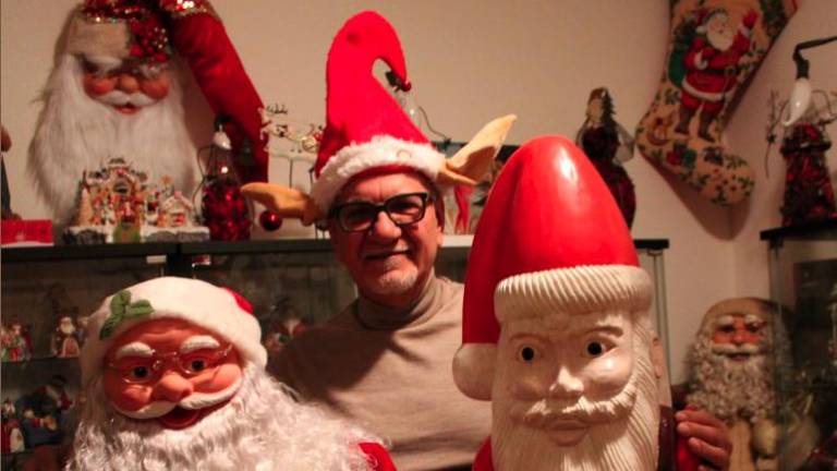 Giuseppe “Giorgio” Raggini con i suoi Babbi Natale