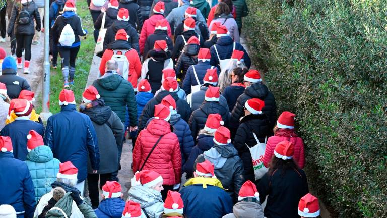 Forlì, dalla camminata dei Babbo Natale 5mila euro per lo Ior grazie al record di partecipanti VIDEO GALLERY